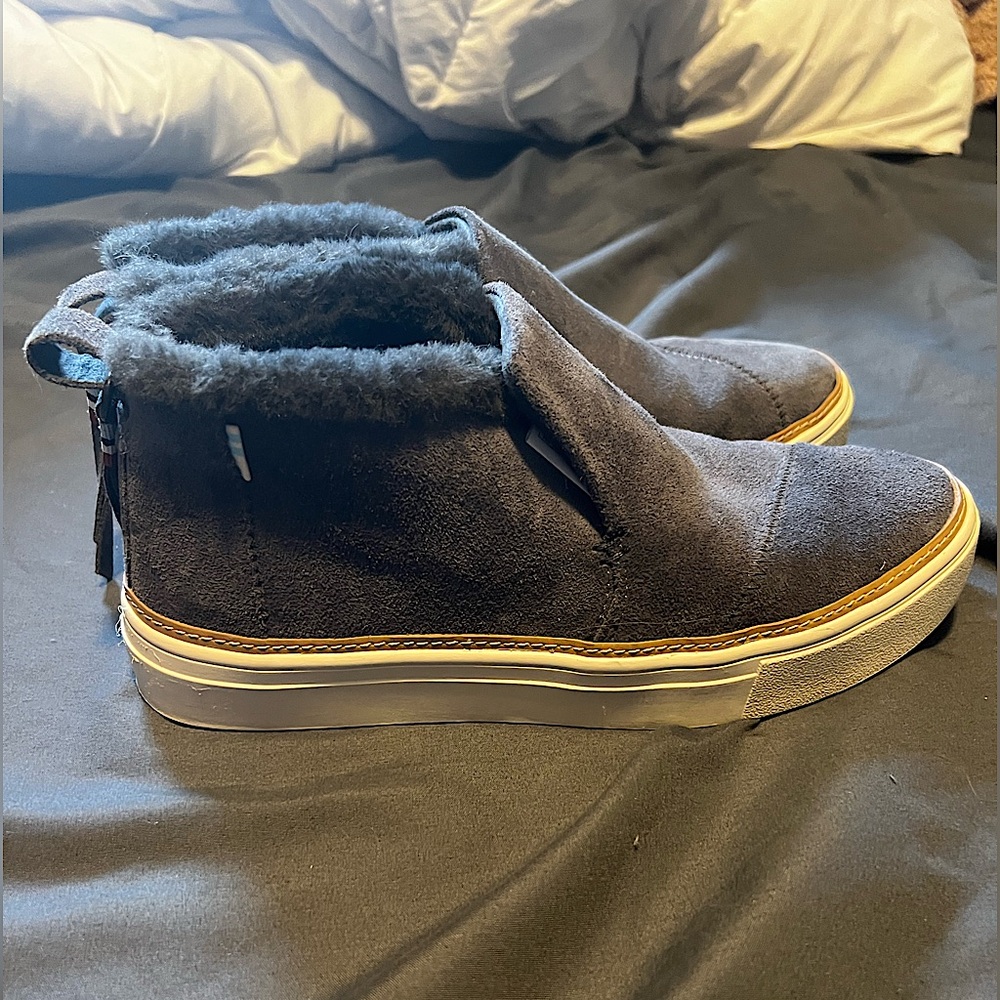 Women’s size 7 TOMS